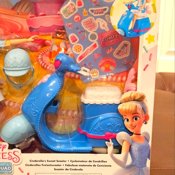Disney Princess Comfy Squad Cinderella's Sweet Scooter - Picture 3 of 4